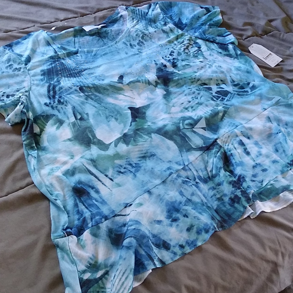 Time and Tru colorful t-shirt